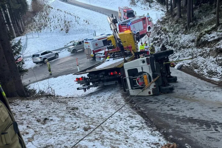 Einsatz-THL-Fahrbahnreinigung Einsatz-THL-Fahrbahnreinigung